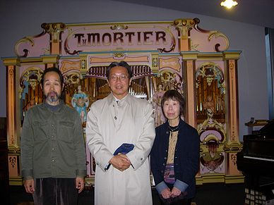 私の右隣が平沢哲館長です。